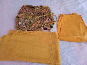 A Stylist Frock Kurti With Leggy And Dupatta