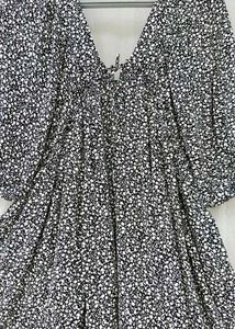 &#34;Stylish Black Floral Short Dress with V-Neck