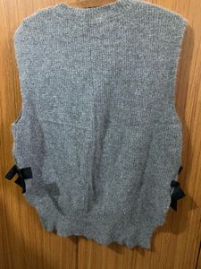Sleeveless Sweater With Bow