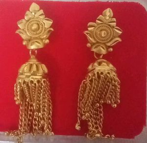 Emerald Stone And Gold Floral Drop Earring