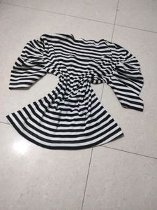 New Black And White Puffed Sleeve Top