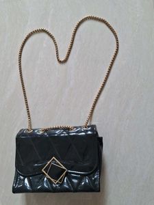 Chic Black Quilted Shoulder Bag 💚