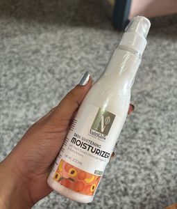 Skin whitening moisturiser with peach extract