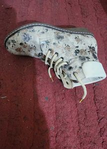 Valiosaa  Love Beige Floral Boots