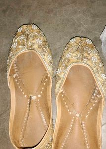 Golden Embroidered Jutti