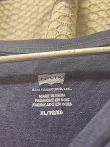 set of 2 casual Levi&#39;s Graphic Tee