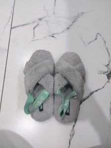 Kensie Fuzzy Slippers - Size S(6/7)