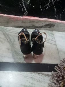 Black And Golden Heels 👠