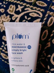 Plum 2% Niacinamide Simply Bright Face Wash With R
