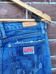 Low waisted denim jeans