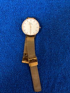 Daniel Wellington Petite White Dial Round Case Qua