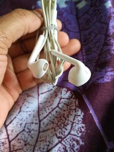 2 sets of combo White Earphones