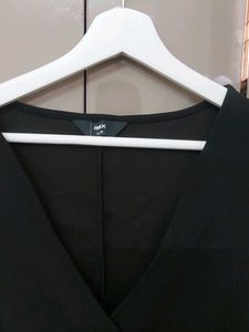 Max Sleek Black Sleeveless Vest