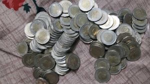 20 Rupees Coins 100 Pcs + 10 RupeesCoins 100pcs.