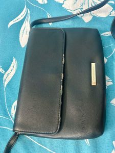 FOREVER NEW Black Crossbody Clutch