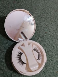 False Eyelashes with Applicator
