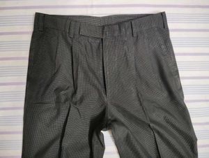 Men 32 Waist Pant - Like New