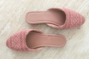 Pink Embroidered Jutti 🩷