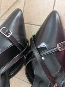 black strapped kitten heels🐈‍⬛⛓️🖤