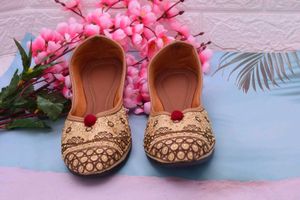 2 PAIR Embroidered JUTTI