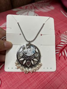 Voyalla Pendent