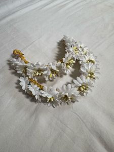 Artificial floral hair accessory