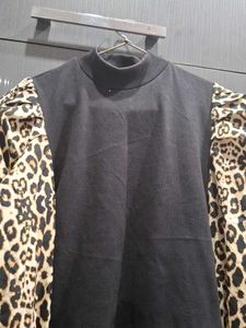 Black Top With Ballon Togerbprint Sleeves