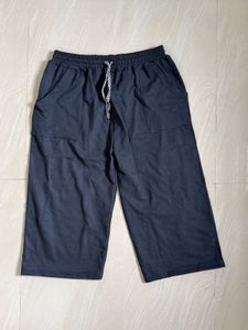 Unisex Comfy Black 3/4 Shorts