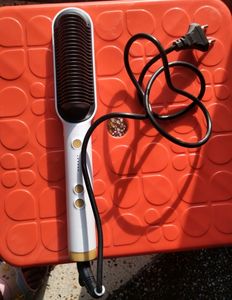 Hair straightener With A Small Comb