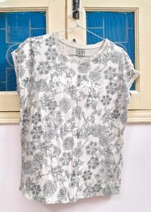 Floral Print Tee🩶🤍