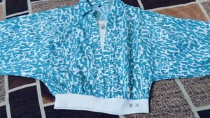 Abstract Teal &amp; White Crop Top