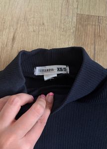 Black Sleevless Turtleneck Crop Top