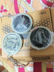 Q&#39;sica Glow In The Dark Keychains (DC)