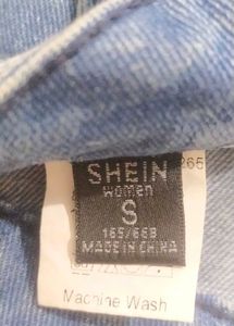 A blue jeans with belt
