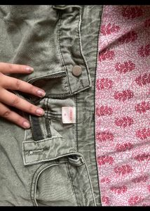 URBANIC olive green shorts