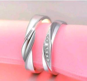 Couple&#39;s Matching Promise Rings