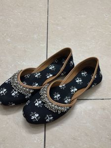 Rajasthani Floral Juttis