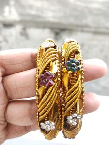 Vintage Gold-Tone Floral Bangle Set