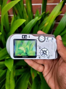 SONY CYBERSHOT DSC-P200 Digital Camera