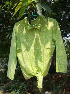 Green Patterned Tie-Front Top 💚🌿