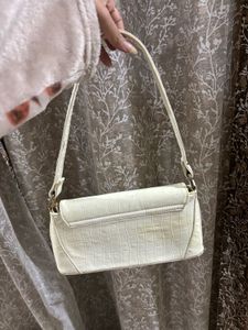 White shoulder bag &amp; lipstick free😍