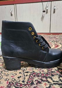 BLACK LEATHER BOOTS!