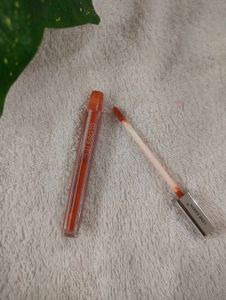 Love Earth Lip Gloss. Shade Dreamy Night