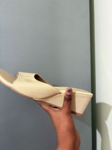 Zudio Cream Heel Sandles
