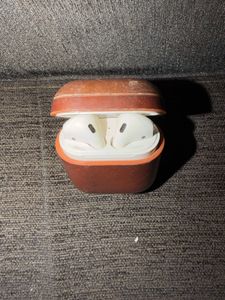 Apple Airpods 2 with Case