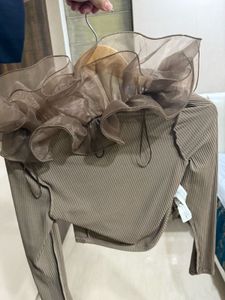 Frill Shoulder Sleeves Crop Top Size s