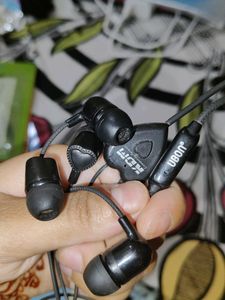 UBON and KDM Black Earphones 🎧