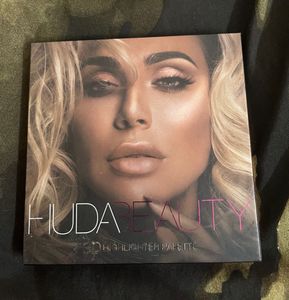 Huda Beauty 3D Highlighter Palette Shade Pink Sand