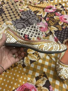 Embroidered Juttis