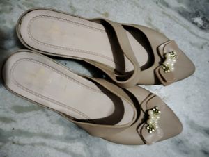 Sandal Pice 1 Only Rs 200